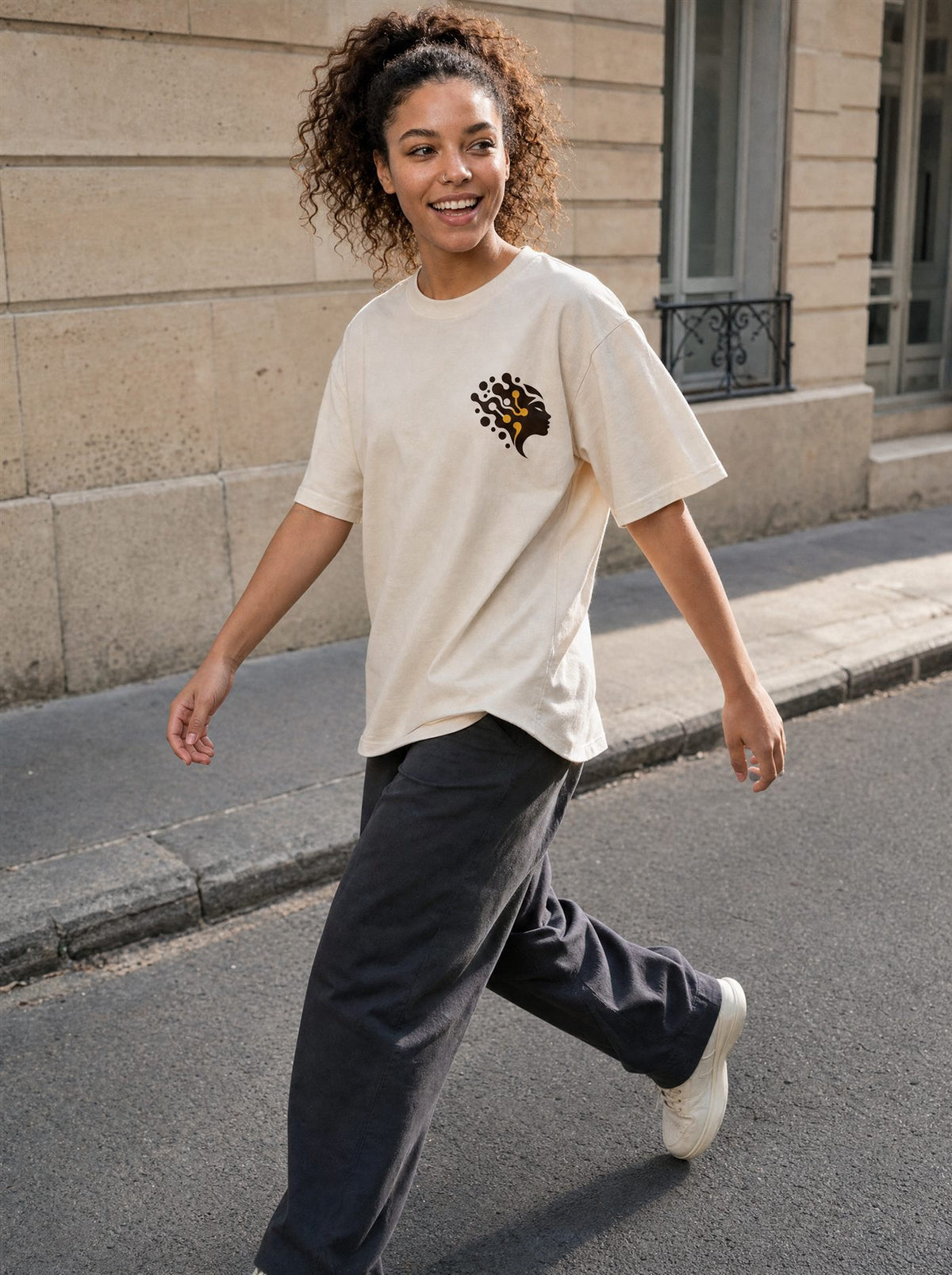 Nyla traverse la rue en t-shirt crème. Image générée par IA.